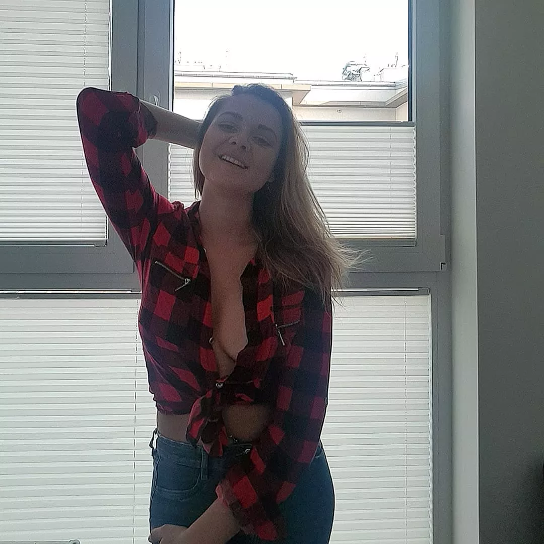 Gorące zdjęcie znanej wokalistki disco polo trafiło do sieci ”Piękny masz biust”